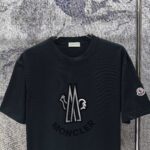P75 MONCLE* 蒙口* 2026新款 立体厚板胶logo 短袖t恤 宽松版型男女同款 尺码 S M L XL XXL 黑色 白色 藏青色