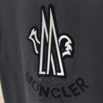 P75 MONCLE* 蒙口* 2026新款 立体厚板胶logo 短袖t恤 宽松版型男女同款 尺码 S M L XL XXL 黑色 白色 藏青色