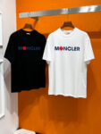 P70 Moncler# 春夏顶级专柜同步短袖T恤（3标齐全） 采用客供进口100%-32支双股新疆棉面料制成，专柜原版面料，品牌辨识度超级强，高街与精致风情十足，绝对能成为高街出镜不二之选，面料质地厚实，质感和舒适感方面极具话语权，手感细腻 穿着舒适，上身效果炒鸡好。纯棉材质，这种棉很特别，手感是很柔润的，双面肌理，真的是这么久第一次拿到这样的机能面料，真呀真的好！不是烂大街的款和料，直男们一定喜欢！ 顶级元素融合打造，经典潮男时尚，无论是上身舒适度都是无可比拟的存在，可以说夏日必备，并且时尚性更强轻松打造时髦穿搭的超强单品，诠释你的奢华与品位，打造你的时尚风情魅力所在 时尚圆领胸T恤 此款T恤工艺精湛、设计感十足！搭配潮流有范！上身格调高雅、内外兼修、集时尚与舒适于一身的必备单品看似基础的男T，实则不然，可以单穿，也可以里面再打个底，一件穿四季是没问题的，货是真的真的好！原厂出来的，手指头数的过来的量，没多少件，你的他能不能拥有就看你的手速了 定织型的双层罗纹领口设计,平整服贴不易变形.品牌标识依旧,营造出另类的奢华时尚气息,成为年度破茧而出的新概念. 两色发售：白色 黑色 码数：S M L XL 2XL