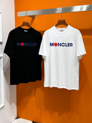 weigou_226045_0_4c0b5d05f4 P70 Moncler# 春夏顶级专柜同步短袖T恤(3标齐全) 采用客供进口100%-32支双股新疆棉面料制成,专柜原版面料,品牌辨识度超级强,高街与精致风情十足,绝对能成为高街出镜不二之选,面料质地厚实,质感和舒适感方面极具话语权,手感细腻 穿着舒适,上身效果炒鸡好。纯棉材质,这种棉很特别,手感是很柔润的,双面肌理,真的是这么久第一次拿到这样的机能面料,真呀真的好!不是烂大街的款和料,直男们一定喜欢! 顶级元素融合打造,经典潮男时尚,无论是上身舒适度都是无可比拟的存在,可以说夏日必备,并且时尚性更强轻松打造时髦穿搭的超强单品,诠释你的奢华与品位,打造你的时尚风情魅力所在 时尚圆领胸T恤 此款T恤工艺精湛、设计感十足!搭配潮流有范!上身格调高雅、内外兼修、集时尚与舒适于一身的必备单品看似基础的男T,实则不然,可以单穿,也可以里面再打个底,一件穿四季是没问题的,货是真的真的好!原厂出来的,手指头数的过来的量,没多少件,你的他能不能拥有就看你的手速了 定织型的双层罗纹领口设计,平整服贴不易变形.品牌标识依旧,营造出另类的奢华时尚气息,成为年度破茧而出的新概念. 两色发售:白色 黑色 码数:S M L XL 2XL