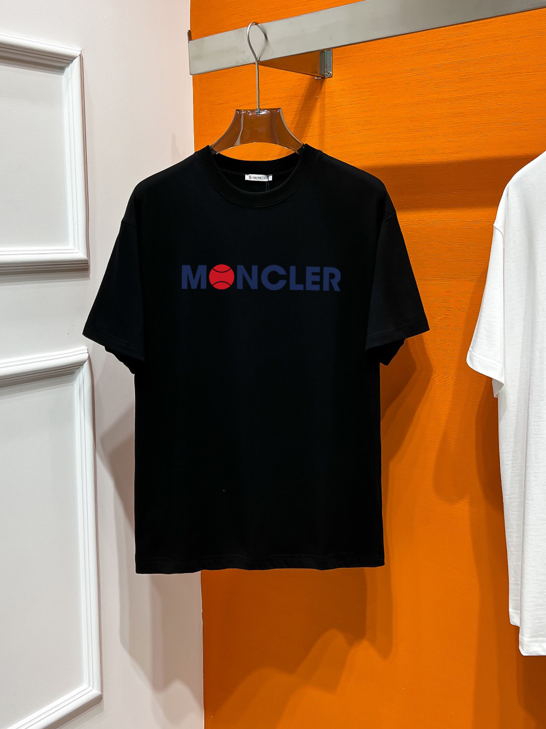 P70 Moncler# 春夏顶级专柜同步短袖T恤（3标齐全） 采用客供进口100%-32支双股新疆棉面料制成，专柜原版面料，品牌辨识度超级强，高街与精致风情十足，绝对能成为高街出镜不二之选，面料质地厚实，质感和舒适感方面极具话语权，手感细腻 穿着舒适，上身效果炒鸡好。纯棉材质，这种棉很特别，手感是很柔润的，双面肌理，真的是这么久第一次拿到这样的机能面料，真呀真的好！不是烂大街的款和料，直男们一定喜欢！ 顶级元素融合打造，经典潮男时尚，无论是上身舒适度都是无可比拟的存在，可以说夏日必备，并且时尚性更强轻松打造时髦穿搭的超强单品，诠释你的奢华与品位，打造你的时尚风情魅力所在 时尚圆领胸T恤 此款T恤工艺精湛、设计感十足！搭配潮流有范！上身格调高雅、内外兼修、集时尚与舒适于一身的必备单品看似基础的男T，实则不然，可以单穿，也可以里面再打个底，一件穿四季是没问题的，货是真的真的好！原厂出来的，手指头数的过来的量，没多少件，你的他能不能拥有就看你的手速了 定织型的双层罗纹领口设计,平整服贴不易变形.品牌标识依旧,营造出另类的奢华时尚气息,成为年度破茧而出的新概念. 两色发售：白色 黑色 码数：S M L XL 2XL