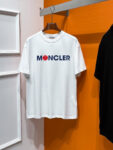 P70 Moncler# 春夏顶级专柜同步短袖T恤（3标齐全） 采用客供进口100%-32支双股新疆棉面料制成，专柜原版面料，品牌辨识度超级强，高街与精致风情十足，绝对能成为高街出镜不二之选，面料质地厚实，质感和舒适感方面极具话语权，手感细腻 穿着舒适，上身效果炒鸡好。纯棉材质，这种棉很特别，手感是很柔润的，双面肌理，真的是这么久第一次拿到这样的机能面料，真呀真的好！不是烂大街的款和料，直男们一定喜欢！ 顶级元素融合打造，经典潮男时尚，无论是上身舒适度都是无可比拟的存在，可以说夏日必备，并且时尚性更强轻松打造时髦穿搭的超强单品，诠释你的奢华与品位，打造你的时尚风情魅力所在 时尚圆领胸T恤 此款T恤工艺精湛、设计感十足！搭配潮流有范！上身格调高雅、内外兼修、集时尚与舒适于一身的必备单品看似基础的男T，实则不然，可以单穿，也可以里面再打个底，一件穿四季是没问题的，货是真的真的好！原厂出来的，手指头数的过来的量，没多少件，你的他能不能拥有就看你的手速了 定织型的双层罗纹领口设计,平整服贴不易变形.品牌标识依旧,营造出另类的奢华时尚气息,成为年度破茧而出的新概念. 两色发售：白色 黑色 码数：S M L XL 2XL