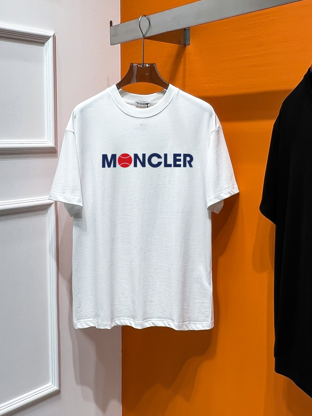P70 Moncler# 春夏顶级专柜同步短袖T恤（3标齐全） 采用客供进口100%-32支双股新疆棉面料制成，专柜原版面料，品牌辨识度超级强，高街与精致风情十足，绝对能成为高街出镜不二之选，面料质地厚实，质感和舒适感方面极具话语权，手感细腻 穿着舒适，上身效果炒鸡好。纯棉材质，这种棉很特别，手感是很柔润的，双面肌理，真的是这么久第一次拿到这样的机能面料，真呀真的好！不是烂大街的款和料，直男们一定喜欢！ 顶级元素融合打造，经典潮男时尚，无论是上身舒适度都是无可比拟的存在，可以说夏日必备，并且时尚性更强轻松打造时髦穿搭的超强单品，诠释你的奢华与品位，打造你的时尚风情魅力所在 时尚圆领胸T恤 此款T恤工艺精湛、设计感十足！搭配潮流有范！上身格调高雅、内外兼修、集时尚与舒适于一身的必备单品看似基础的男T，实则不然，可以单穿，也可以里面再打个底，一件穿四季是没问题的，货是真的真的好！原厂出来的，手指头数的过来的量，没多少件，你的他能不能拥有就看你的手速了 定织型的双层罗纹领口设计,平整服贴不易变形.品牌标识依旧,营造出另类的奢华时尚气息,成为年度破茧而出的新概念. 两色发售：白色 黑色 码数：S M L XL 2XL