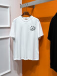 P70 MONCLER# 春夏顶级专柜同步短袖T恤（3标齐全） 采用客供进口100%-32支双股新疆棉面料制成，专柜原版面料，品牌辨识度超级强，高街与精致风情十足，绝对能成为高街出镜不二之选，面料质地厚实，质感和舒适感方面极具话语权，手感细腻 穿着舒适，上身效果炒鸡好。纯棉材质，这种棉很特别，手感是很柔润的，双面肌理，真的是这么久第一次拿到这样的机能面料，真呀真的好！不是烂大街的款和料，直男们一定喜欢！ 顶级元素融合打造，经典潮男时尚，无论是上身舒适度都是无可比拟的存在，可以说夏日必备，并且时尚性更强轻松打造时髦穿搭的超强单品，诠释你的奢华与品位，打造你的时尚风情魅力所在 时尚圆领胸T恤 此款T恤工艺精湛、设计感十足！搭配潮流有范！上身格调高雅、内外兼修、集时尚与舒适于一身的必备单品看似基础的男T，实则不然，可以单穿，也可以里面再打个底，一件穿四季是没问题的，货是真的真的好！原厂出来的，手指头数的过来的量，没多少件，你的他能不能拥有就看你的手速了 定织型的双层罗纹领口设计,平整服贴不易变形.品牌标识依旧,营造出另类的奢华时尚气息,成为年度破茧而出的新概念. 两色发售：白色 黑色 码数：S M L XL 2XL