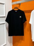 P70 MONCLER# 春夏顶级专柜同步短袖T恤（3标齐全） 采用客供进口100%-32支双股新疆棉面料制成，专柜原版面料，品牌辨识度超级强，高街与精致风情十足，绝对能成为高街出镜不二之选，面料质地厚实，质感和舒适感方面极具话语权，手感细腻 穿着舒适，上身效果炒鸡好。纯棉材质，这种棉很特别，手感是很柔润的，双面肌理，真的是这么久第一次拿到这样的机能面料，真呀真的好！不是烂大街的款和料，直男们一定喜欢！ 顶级元素融合打造，经典潮男时尚，无论是上身舒适度都是无可比拟的存在，可以说夏日必备，并且时尚性更强轻松打造时髦穿搭的超强单品，诠释你的奢华与品位，打造你的时尚风情魅力所在 时尚圆领胸T恤 此款T恤工艺精湛、设计感十足！搭配潮流有范！上身格调高雅、内外兼修、集时尚与舒适于一身的必备单品看似基础的男T，实则不然，可以单穿，也可以里面再打个底，一件穿四季是没问题的，货是真的真的好！原厂出来的，手指头数的过来的量，没多少件，你的他能不能拥有就看你的手速了 定织型的双层罗纹领口设计,平整服贴不易变形.品牌标识依旧,营造出另类的奢华时尚气息,成为年度破茧而出的新概念. 两色发售：白色 黑色 码数：S M L XL 2XL