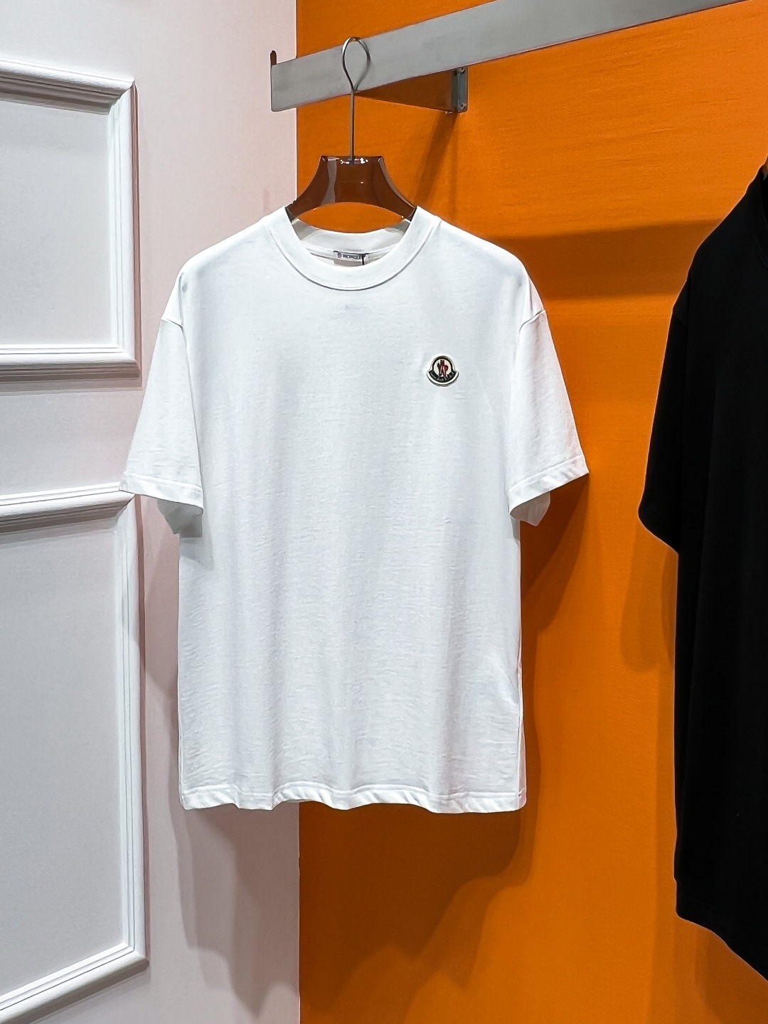 P70 MONCLER# 春夏顶级专柜同步短袖T恤（3标齐全） 采用客供进口100%-32支双股新疆棉面料制成，专柜原版面料，品牌辨识度超级强，高街与精致风情十足，绝对能成为高街出镜不二之选，面料质地厚实，质感和舒适感方面极具话语权，手感细腻 穿着舒适，上身效果炒鸡好。纯棉材质，这种棉很特别，手感是很柔润的，双面肌理，真的是这么久第一次拿到这样的机能面料，真呀真的好！不是烂大街的款和料，直男们一定喜欢！ 顶级元素融合打造，经典潮男时尚，无论是上身舒适度都是无可比拟的存在，可以说夏日必备，并且时尚性更强轻松打造时髦穿搭的超强单品，诠释你的奢华与品位，打造你的时尚风情魅力所在 时尚圆领胸T恤 此款T恤工艺精湛、设计感十足！搭配潮流有范！上身格调高雅、内外兼修、集时尚与舒适于一身的必备单品看似基础的男T，实则不然，可以单穿，也可以里面再打个底，一件穿四季是没问题的，货是真的真的好！原厂出来的，手指头数的过来的量，没多少件，你的他能不能拥有就看你的手速了 定织型的双层罗纹领口设计,平整服贴不易变形.品牌标识依旧,营造出另类的奢华时尚气息,成为年度破茧而出的新概念. 两色发售：白色 黑色 码数：S M L XL 2XL