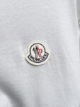 P70 MONCLER# 春夏顶级专柜同步短袖T恤（3标齐全） 采用客供进口100%-32支双股新疆棉面料制成，专柜原版面料，品牌辨识度超级强，高街与精致风情十足，绝对能成为高街出镜不二之选，面料质地厚实，质感和舒适感方面极具话语权，手感细腻 穿着舒适，上身效果炒鸡好。纯棉材质，这种棉很特别，手感是很柔润的，双面肌理，真的是这么久第一次拿到这样的机能面料，真呀真的好！不是烂大街的款和料，直男们一定喜欢！ 顶级元素融合打造，经典潮男时尚，无论是上身舒适度都是无可比拟的存在，可以说夏日必备，并且时尚性更强轻松打造时髦穿搭的超强单品，诠释你的奢华与品位，打造你的时尚风情魅力所在 时尚圆领胸T恤 此款T恤工艺精湛、设计感十足！搭配潮流有范！上身格调高雅、内外兼修、集时尚与舒适于一身的必备单品看似基础的男T，实则不然，可以单穿，也可以里面再打个底，一件穿四季是没问题的，货是真的真的好！原厂出来的，手指头数的过来的量，没多少件，你的他能不能拥有就看你的手速了 定织型的双层罗纹领口设计,平整服贴不易变形.品牌标识依旧,营造出另类的奢华时尚气息,成为年度破茧而出的新概念. 两色发售：白色 黑色 码数：S M L XL 2XL