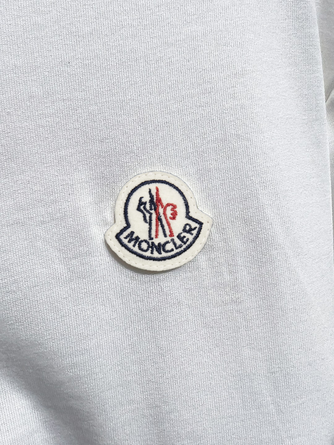 P70 MONCLER# 春夏顶级专柜同步短袖T恤（3标齐全） 采用客供进口100%-32支双股新疆棉面料制成，专柜原版面料，品牌辨识度超级强，高街与精致风情十足，绝对能成为高街出镜不二之选，面料质地厚实，质感和舒适感方面极具话语权，手感细腻 穿着舒适，上身效果炒鸡好。纯棉材质，这种棉很特别，手感是很柔润的，双面肌理，真的是这么久第一次拿到这样的机能面料，真呀真的好！不是烂大街的款和料，直男们一定喜欢！ 顶级元素融合打造，经典潮男时尚，无论是上身舒适度都是无可比拟的存在，可以说夏日必备，并且时尚性更强轻松打造时髦穿搭的超强单品，诠释你的奢华与品位，打造你的时尚风情魅力所在 时尚圆领胸T恤 此款T恤工艺精湛、设计感十足！搭配潮流有范！上身格调高雅、内外兼修、集时尚与舒适于一身的必备单品看似基础的男T，实则不然，可以单穿，也可以里面再打个底，一件穿四季是没问题的，货是真的真的好！原厂出来的，手指头数的过来的量，没多少件，你的他能不能拥有就看你的手速了 定织型的双层罗纹领口设计,平整服贴不易变形.品牌标识依旧,营造出另类的奢华时尚气息,成为年度破茧而出的新概念. 两色发售：白色 黑色 码数：S M L XL 2XL