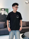 P70 蒙口 春夏新款首发专柜最新款短袖圆领T恤 高端订制 设计前卫时尚！高端定制高支棉面料.手感柔软.穿着舒适.专柜级别精致车线.做工精细.上身效果无敌帅气！型男必备单品！码数：S-2XL