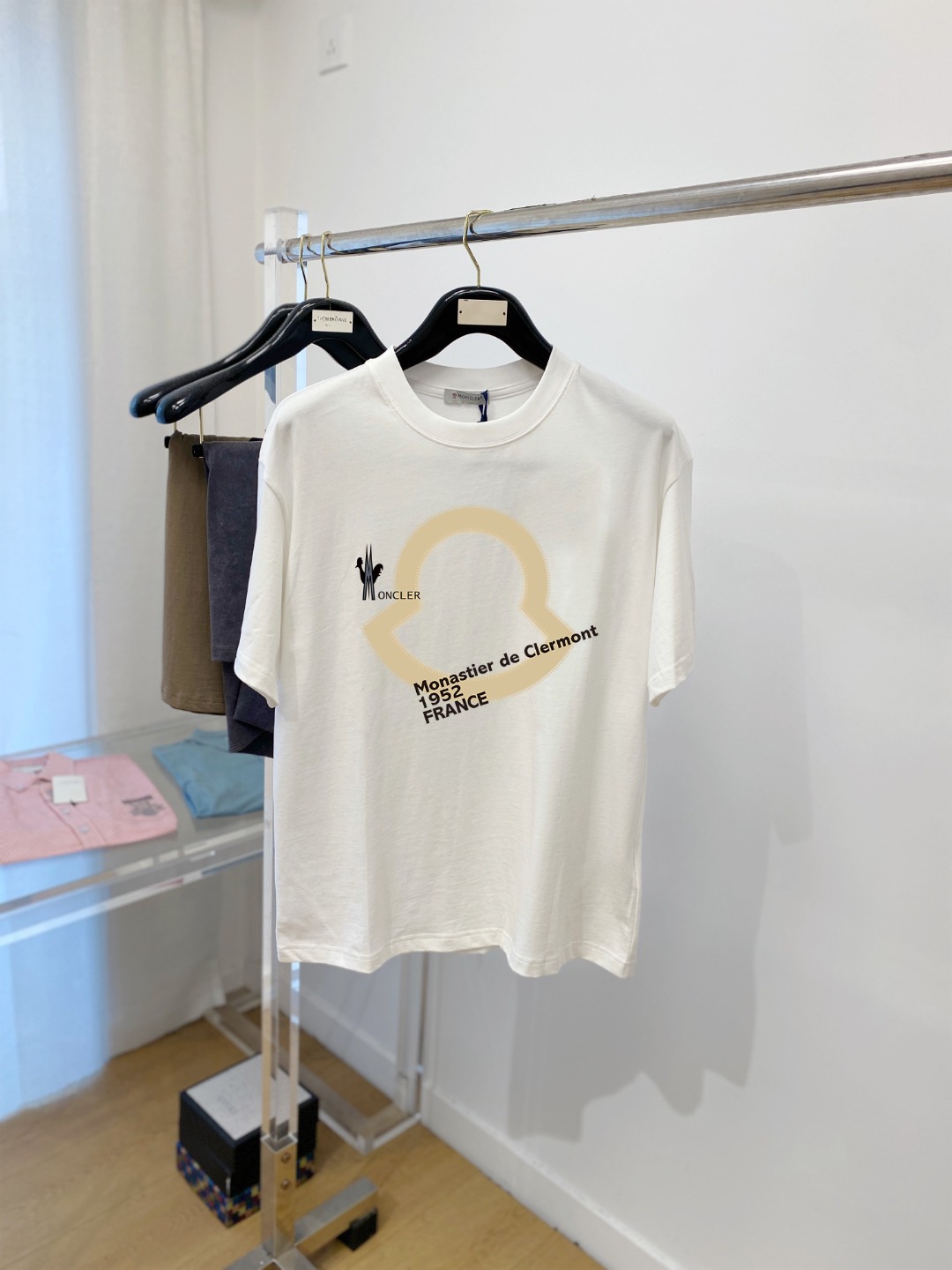 P70 蒙口、新品短袖T恤，帅气时尚，胸前图案字母logo，简约百搭款。面料260g特制纯棉 不仅挺括，保持潮流的廓形，又穿着舒适，纱织更细腻，码数S-XXL（微宽松版型）