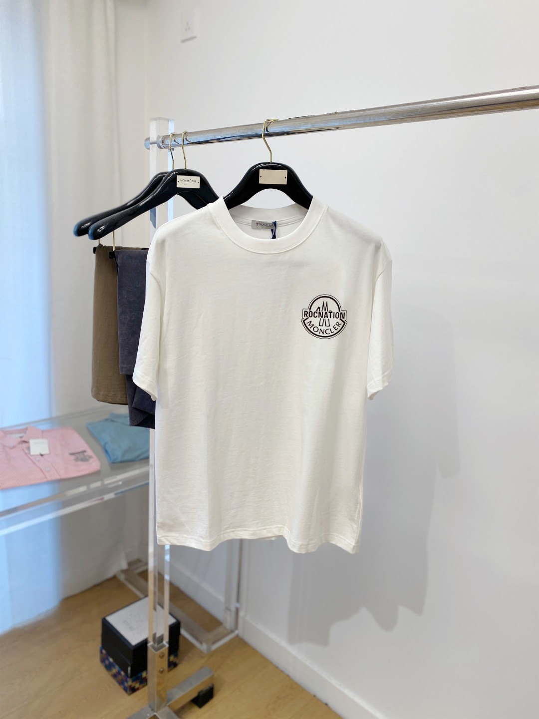 P70 蒙口、新品短袖T恤，帅气时尚，胸前图案字母logo，简约百搭款。面料260g特制纯棉 不仅挺括，保持潮流的廓形，又穿着舒适，纱织更细腻，码数S-XXL（微宽松版型）