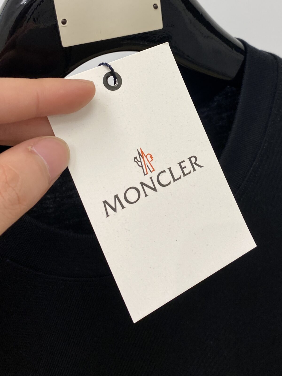 P70 蒙口、新品短袖T恤，帅气时尚，胸前图案字母logo，简约百搭款。面料260g特制纯棉 不仅挺括，保持潮流的廓形，又穿着舒适，纱织更细腻，码数S-XXL（微宽松版型）