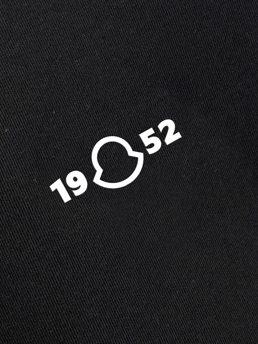 P70 蒙口、新品短袖T恤，帅气时尚，胸前图案字母logo，简约百搭款。面料260g特制纯棉 不仅挺括，保持潮流的廓形，又穿着舒适，纱织更细腻，码数S-XXL（微宽松版型）