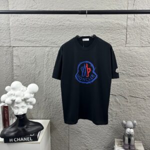 P75 Moncle* 蒙口*2026 春夏新款 经典图标字母立体贴标刺绣工艺 定制双纱平纹纯棉面料 短袖T恤 男女同款 颜色：黑色 白色 尺码： S （90-130斤） M （120-150斤） L （140-165斤） XL （160-180斤） XXL （180-210斤）