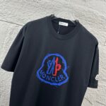 P75 Moncle* 蒙口*2026 春夏新款 经典图标字母立体贴标刺绣工艺 定制双纱平纹纯棉面料 短袖T恤 男女同款 颜色：黑色 白色 尺码： S （90-130斤） M （120-150斤） L （140-165斤） XL （160-180斤） XXL （180-210斤）