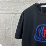 P75 Moncle* 蒙口*2026 春夏新款 经典图标字母立体贴标刺绣工艺 定制双纱平纹纯棉面料 短袖T恤 男女同款 颜色：黑色 白色 尺码： S （90-130斤） M （120-150斤） L （140-165斤） XL （160-180斤） XXL （180-210斤）