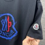 P75 Moncle* 蒙口*2026 春夏新款 经典图标字母立体贴标刺绣工艺 定制双纱平纹纯棉面料 短袖T恤 男女同款 颜色：黑色 白色 尺码： S （90-130斤） M （120-150斤） L （140-165斤） XL （160-180斤） XXL （180-210斤）