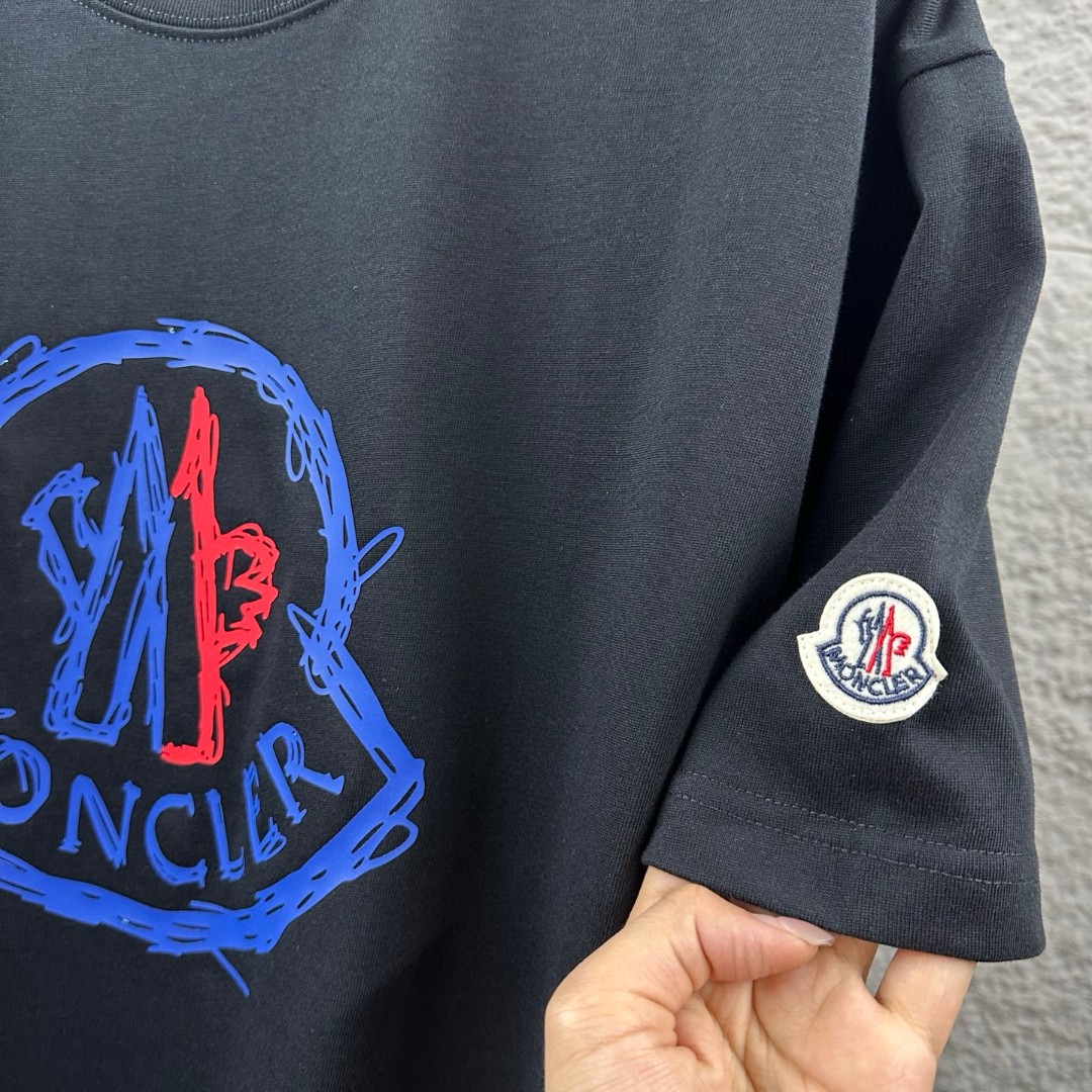 P75 Moncle* 蒙口*2026 春夏新款 经典图标字母立体贴标刺绣工艺 定制双纱平纹纯棉面料 短袖T恤 男女同款 颜色：黑色 白色 尺码： S （90-130斤） M （120-150斤） L （140-165斤） XL （160-180斤） XXL （180-210斤）