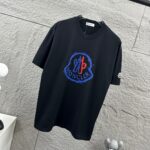 P75 Moncle* 蒙口*2026 春夏新款 经典图标字母立体贴标刺绣工艺 定制双纱平纹纯棉面料 短袖T恤 男女同款 颜色：黑色 白色 尺码： S （90-130斤） M （120-150斤） L （140-165斤） XL （160-180斤） XXL （180-210斤）