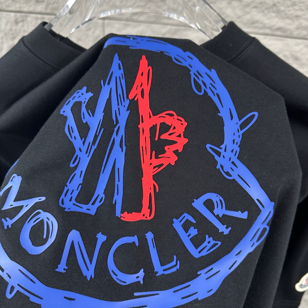 P75 Moncle* 蒙口*2026 春夏新款 经典图标字母立体贴标刺绣工艺 定制双纱平纹纯棉面料 短袖T恤 男女同款 颜色：黑色 白色 尺码： S （90-130斤） M （120-150斤） L （140-165斤） XL （160-180斤） XXL （180-210斤）