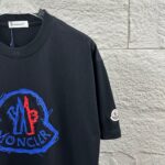 P75 Moncle* 蒙口*2026 春夏新款 经典图标字母立体贴标刺绣工艺 定制双纱平纹纯棉面料 短袖T恤 男女同款 颜色：黑色 白色 尺码： S （90-130斤） M （120-150斤） L （140-165斤） XL （160-180斤） XXL （180-210斤）