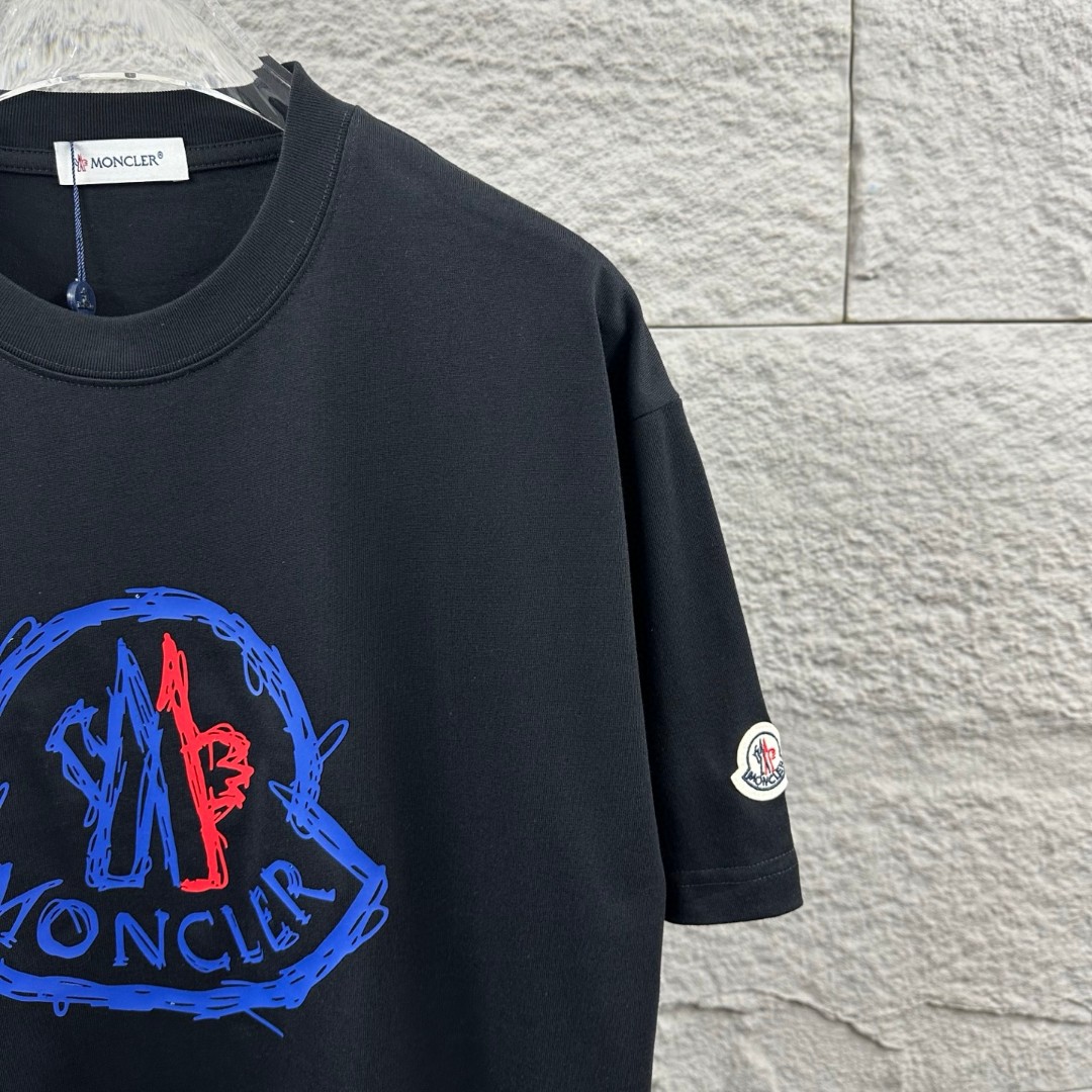 P75 Moncle* 蒙口*2026 春夏新款 经典图标字母立体贴标刺绣工艺 定制双纱平纹纯棉面料 短袖T恤 男女同款 颜色：黑色 白色 尺码： S （90-130斤） M （120-150斤） L （140-165斤） XL （160-180斤） XXL （180-210斤）