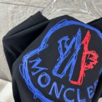 P75 Moncle* 蒙口*2026 春夏新款 经典图标字母立体贴标刺绣工艺 定制双纱平纹纯棉面料 短袖T恤 男女同款 颜色：黑色 白色 尺码： S （90-130斤） M （120-150斤） L （140-165斤） XL （160-180斤） XXL （180-210斤）
