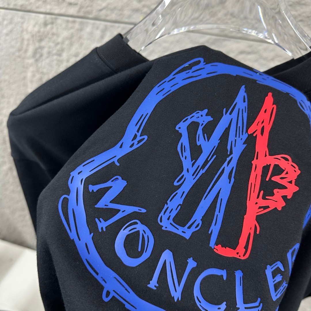 P75 Moncle* 蒙口*2026 春夏新款 经典图标字母立体贴标刺绣工艺 定制双纱平纹纯棉面料 短袖T恤 男女同款 颜色：黑色 白色 尺码： S （90-130斤） M （120-150斤） L （140-165斤） XL （160-180斤） XXL （180-210斤）