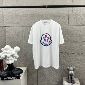 P75 Moncle* 蒙口*2026 春夏新款 经典图标字母立体厚板硅胶工艺 定制双纱平纹纯棉面料 短袖T恤 男女同款 颜色：黑色 白色 尺码： S （90-130斤） M （120-150斤） L （140-165斤） XL （160-180斤） XXL （180-210斤）
