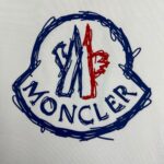 weigou_226525_7_dacb04a01e P75 Moncle* 蒙口*2026 春夏新款 经典图标字母立体厚板硅胶工艺 定制双纱平纹纯棉面料 短袖T恤 男女同款 颜色:黑色 白色 尺码: S (90-130斤) M (120-150斤) L (140-165斤) XL (160-180斤) XXL (180-210斤)