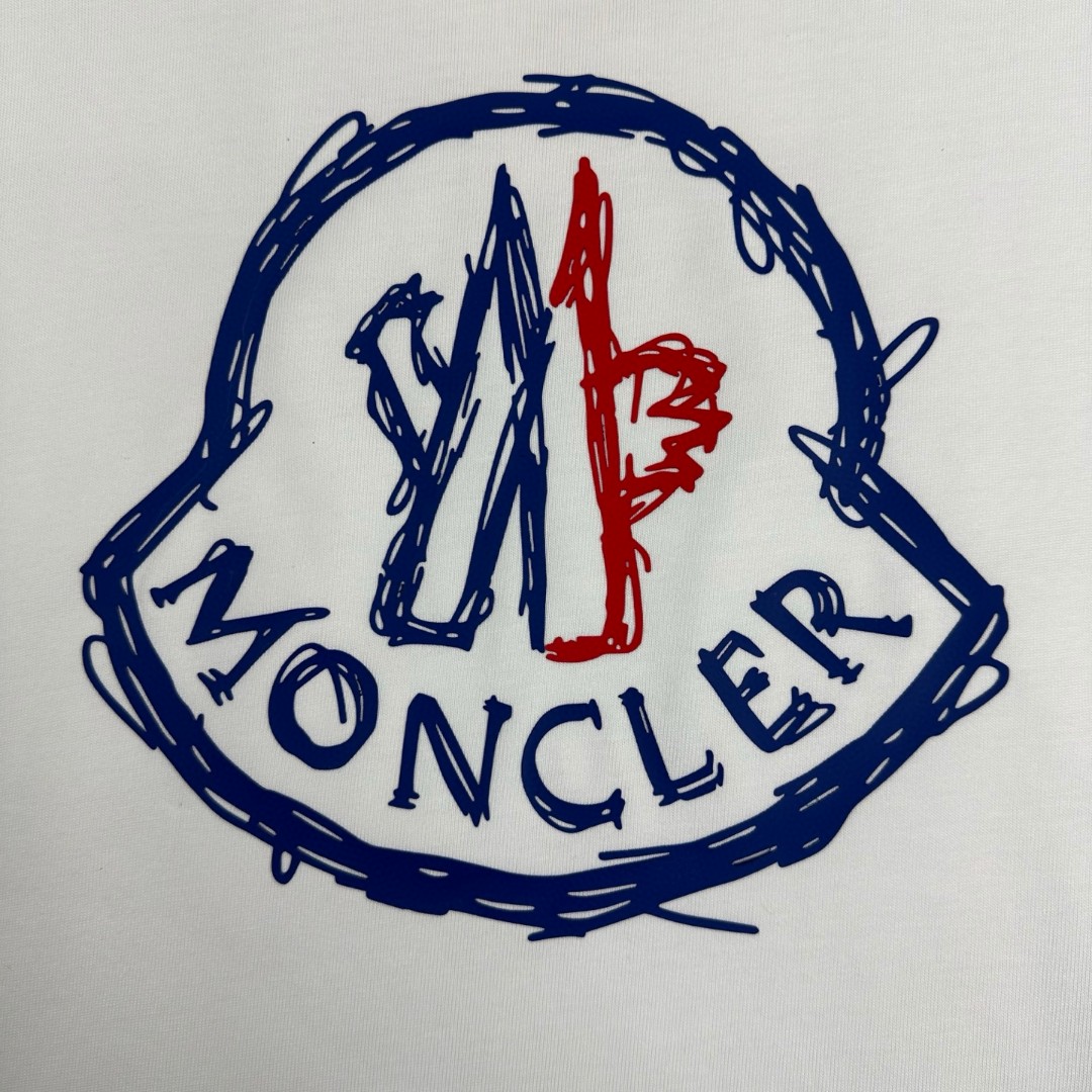 weigou_226525_7_dacb04a01e P75 Moncle* 蒙口*2026 春夏新款 经典图标字母立体厚板硅胶工艺 定制双纱平纹纯棉面料 短袖T恤 男女同款 颜色:黑色 白色 尺码: S (90-130斤) M (120-150斤) L (140-165斤) XL (160-180斤) XXL (180-210斤)
