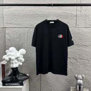 P75 Moncle* 蒙口*2026 春夏新款 经典图标字母立体贴标刺绣工艺 定制双纱平纹纯棉面料 短袖T恤 男女同款 颜色：黑色 白色 尺码： S （90-130斤） M （120-150斤） L （140-165斤） XL （160-180斤） XXL （180-210斤）