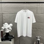 P75 Moncle* 蒙口*2026 春夏新款 经典图标字母立体贴标刺绣工艺 定制双纱平纹纯棉面料 短袖T恤 男女同款 颜色：黑色 白色 尺码： S （90-130斤） M （120-150斤） L （140-165斤） XL （160-180斤） XXL （180-210斤）