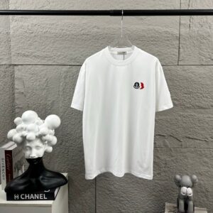 P75 Moncle* 蒙口*2026 春夏新款 经典图标字母立体贴标刺绣工艺 定制双纱平纹纯棉面料 短袖T恤 男女同款 颜色：黑色 白色 尺码： S （90-130斤） M （120-150斤） L （140-165斤） XL （160-180斤） XXL （180-210斤）