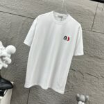 P75 Moncle* 蒙口*2026 春夏新款 经典图标字母立体贴标刺绣工艺 定制双纱平纹纯棉面料 短袖T恤 男女同款 颜色：黑色 白色 尺码： S （90-130斤） M （120-150斤） L （140-165斤） XL （160-180斤） XXL （180-210斤）