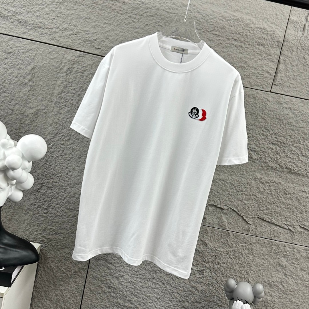 P75 Moncle* 蒙口*2026 春夏新款 经典图标字母立体贴标刺绣工艺 定制双纱平纹纯棉面料 短袖T恤 男女同款 颜色：黑色 白色 尺码： S （90-130斤） M （120-150斤） L （140-165斤） XL （160-180斤） XXL （180-210斤）