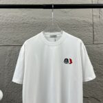 P75 Moncle* 蒙口*2026 春夏新款 经典图标字母立体贴标刺绣工艺 定制双纱平纹纯棉面料 短袖T恤 男女同款 颜色：黑色 白色 尺码： S （90-130斤） M （120-150斤） L （140-165斤） XL （160-180斤） XXL （180-210斤）