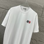 P75 Moncle* 蒙口*2026 春夏新款 经典图标字母立体贴标刺绣工艺 定制双纱平纹纯棉面料 短袖T恤 男女同款 颜色：黑色 白色 尺码： S （90-130斤） M （120-150斤） L （140-165斤） XL （160-180斤） XXL （180-210斤）