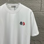 P75 Moncle* 蒙口*2026 春夏新款 经典图标字母立体贴标刺绣工艺 定制双纱平纹纯棉面料 短袖T恤 男女同款 颜色：黑色 白色 尺码： S （90-130斤） M （120-150斤） L （140-165斤） XL （160-180斤） XXL （180-210斤）