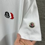 P75 Moncle* 蒙口*2026 春夏新款 经典图标字母立体贴标刺绣工艺 定制双纱平纹纯棉面料 短袖T恤 男女同款 颜色：黑色 白色 尺码： S （90-130斤） M （120-150斤） L （140-165斤） XL （160-180斤） XXL （180-210斤）