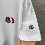 P75 Moncle* 蒙口*2026 春夏新款 经典图标字母立体贴标刺绣工艺 定制双纱平纹纯棉面料 短袖T恤 男女同款 颜色：黑色 白色 尺码： S （90-130斤） M （120-150斤） L （140-165斤） XL （160-180斤） XXL （180-210斤）