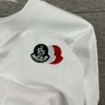 P75 Moncle* 蒙口*2026 春夏新款 经典图标字母立体贴标刺绣工艺 定制双纱平纹纯棉面料 短袖T恤 男女同款 颜色：黑色 白色 尺码： S （90-130斤） M （120-150斤） L （140-165斤） XL （160-180斤） XXL （180-210斤）