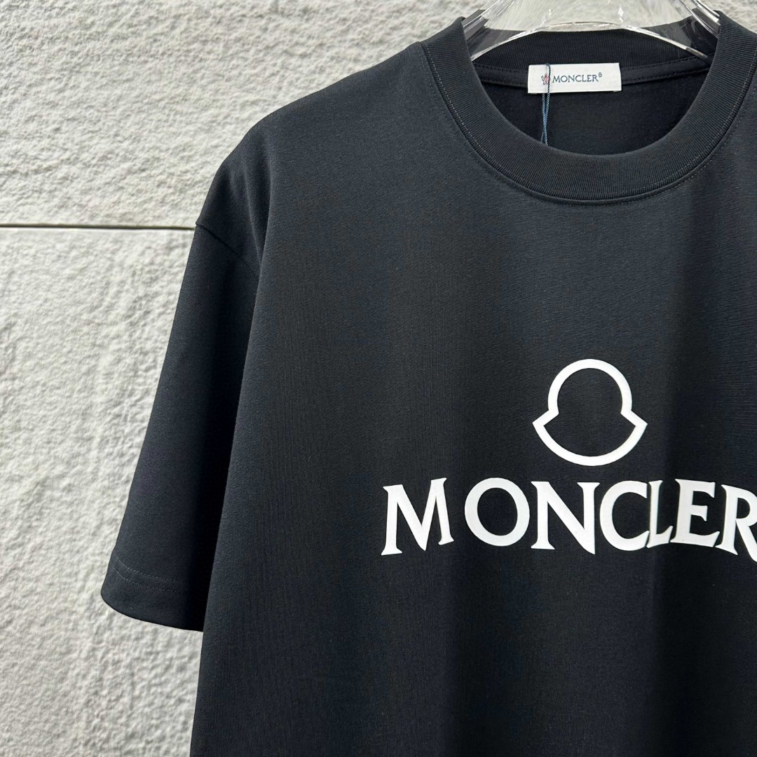 weigou_226570_2_7f5755b02e P75 Moncle* 蒙口*2026 春夏新款 经典图标字母立体厚板硅胶工艺 定制双纱平纹纯棉面料 短袖T恤 男女同款 颜色:黑色 白色 尺码: S (90-130斤) M (120-150斤) L (140-165斤) XL (160-180斤) XXL (180-210斤)