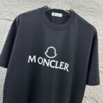 weigou_226570_3_e95781b8b0 P75 Moncle* 蒙口*2026 春夏新款 经典图标字母立体厚板硅胶工艺 定制双纱平纹纯棉面料 短袖T恤 男女同款 颜色:黑色 白色 尺码: S (90-130斤) M (120-150斤) L (140-165斤) XL (160-180斤) XXL (180-210斤)
