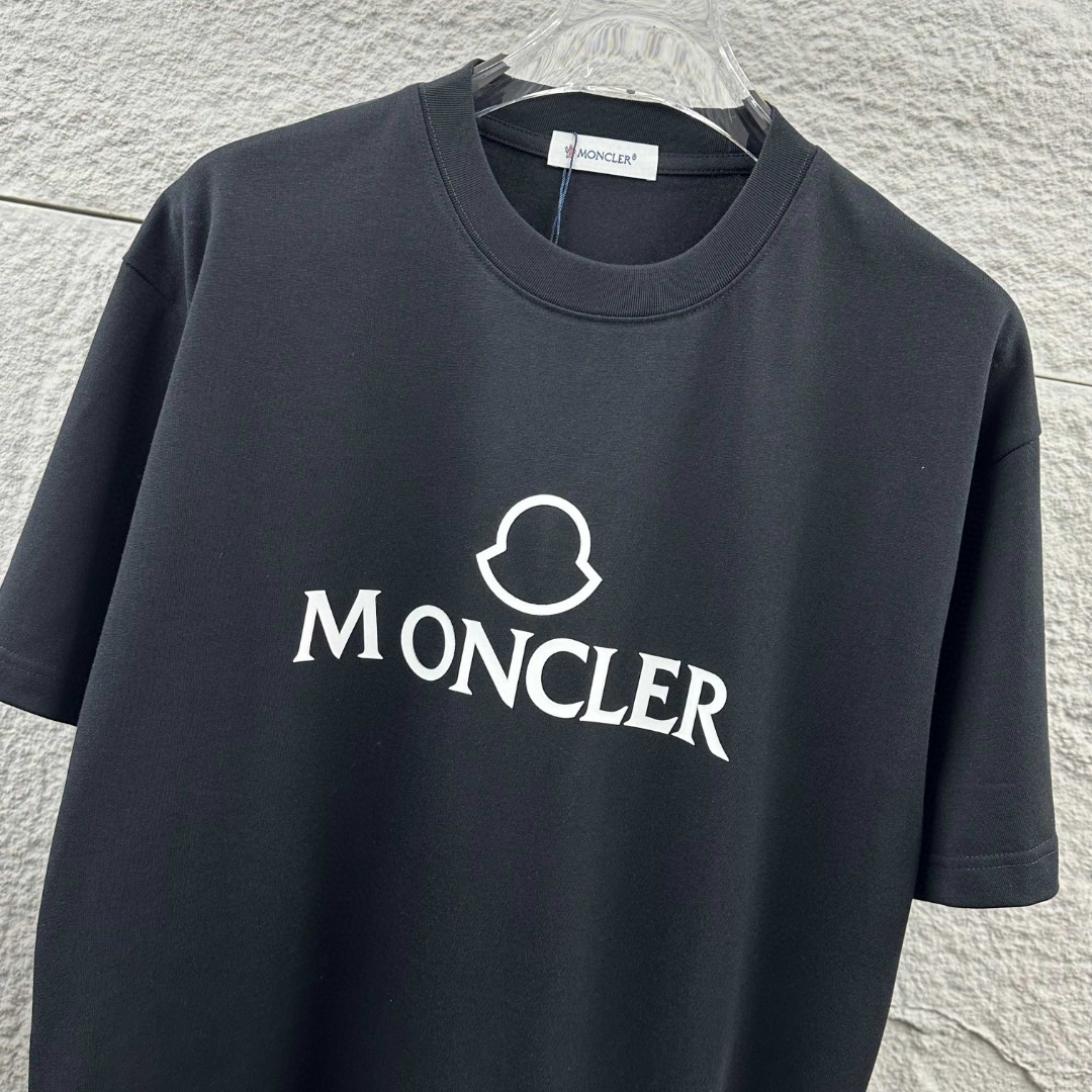 weigou_226570_3_e95781b8b0 P75 Moncle* 蒙口*2026 春夏新款 经典图标字母立体厚板硅胶工艺 定制双纱平纹纯棉面料 短袖T恤 男女同款 颜色:黑色 白色 尺码: S (90-130斤) M (120-150斤) L (140-165斤) XL (160-180斤) XXL (180-210斤)
