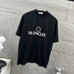 weigou_226570_4_54213fc5b2 P75 Moncle* 蒙口*2026 春夏新款 经典图标字母立体厚板硅胶工艺 定制双纱平纹纯棉面料 短袖T恤 男女同款 颜色:黑色 白色 尺码: S (90-130斤) M (120-150斤) L (140-165斤) XL (160-180斤) XXL (180-210斤)