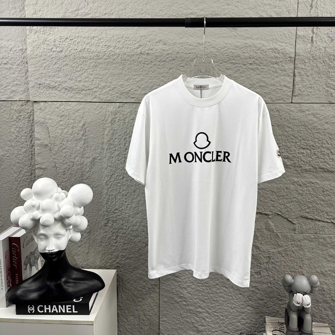 weigou_226584_0_53fd4d038b P75 Moncle* 蒙口*2026 春夏新款 经典图标字母立体厚板硅胶工艺 定制双纱平纹纯棉面料 短袖T恤 男女同款 颜色:黑色 白色 尺码: S (90-130斤) M (120-150斤) L (140-165斤) XL (160-180斤) XXL (180-210斤)