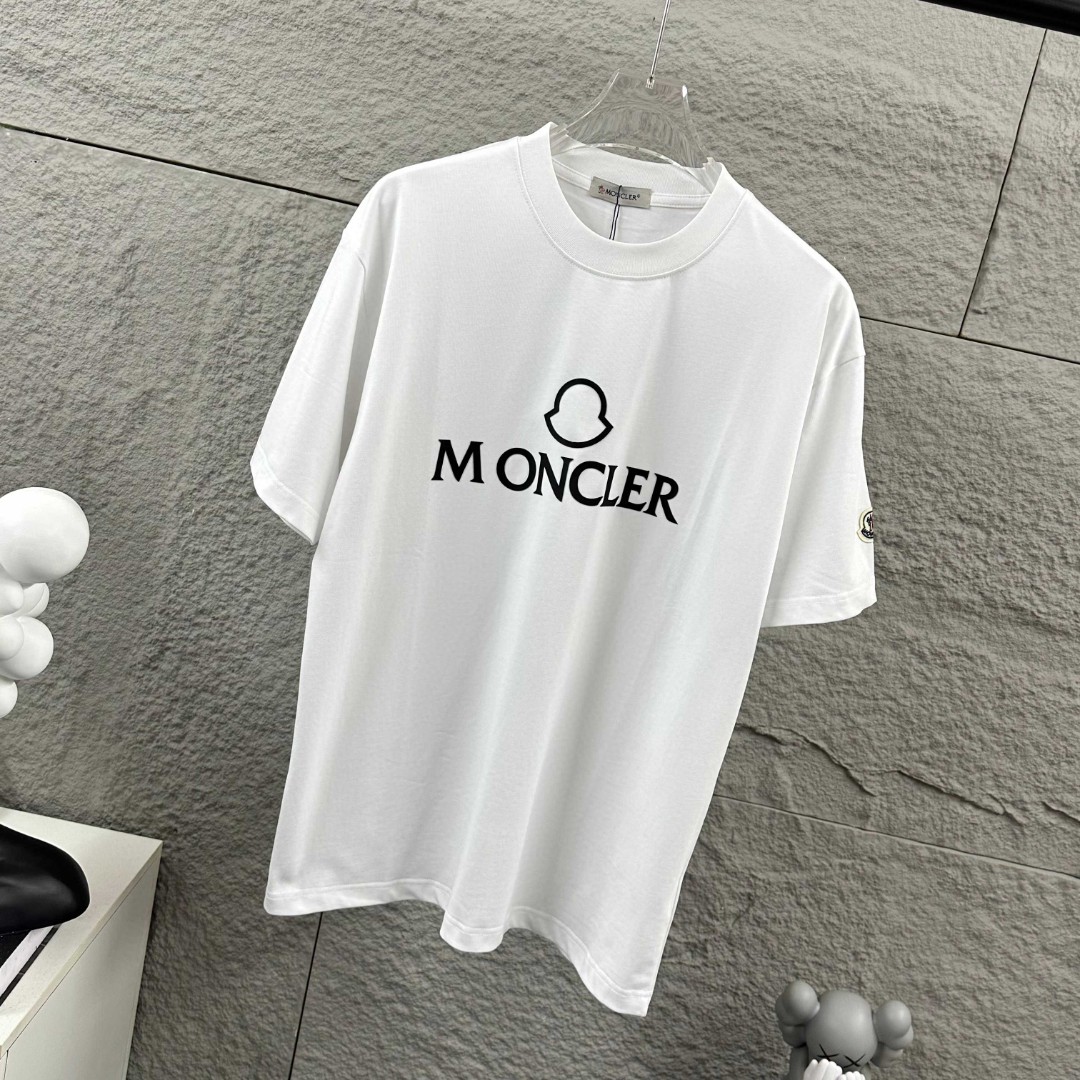 weigou_226584_1_759b2f38c3 P75 Moncle* 蒙口*2026 春夏新款 经典图标字母立体厚板硅胶工艺 定制双纱平纹纯棉面料 短袖T恤 男女同款 颜色:黑色 白色 尺码: S (90-130斤) M (120-150斤) L (140-165斤) XL (160-180斤) XXL (180-210斤)
