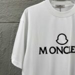 weigou_226584_4_07b9aa6b00 P75 Moncle* 蒙口*2026 春夏新款 经典图标字母立体厚板硅胶工艺 定制双纱平纹纯棉面料 短袖T恤 男女同款 颜色:黑色 白色 尺码: S (90-130斤) M (120-150斤) L (140-165斤) XL (160-180斤) XXL (180-210斤)