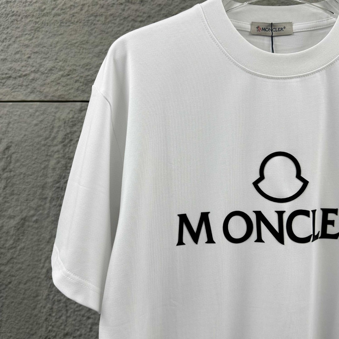 weigou_226584_4_07b9aa6b00 P75 Moncle* 蒙口*2026 春夏新款 经典图标字母立体厚板硅胶工艺 定制双纱平纹纯棉面料 短袖T恤 男女同款 颜色:黑色 白色 尺码: S (90-130斤) M (120-150斤) L (140-165斤) XL (160-180斤) XXL (180-210斤)